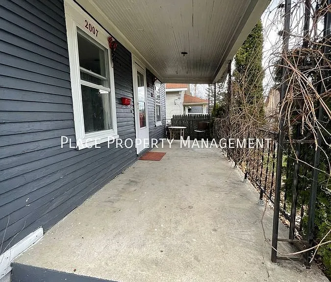 2007 Oakwood Ave NE — Photo 3