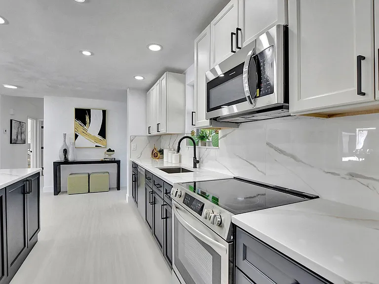 832 SW 10th Ave — Photo 8