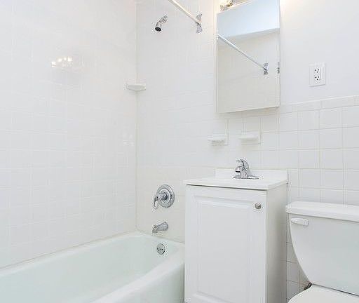 4th image of 1435 York Ave APT 4E
