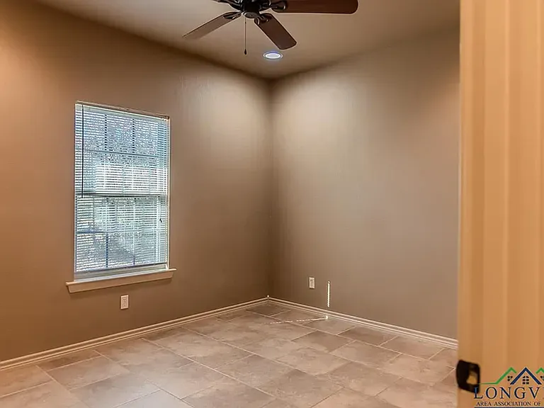1120 Creekwood Ln — Photo 4
