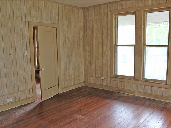 4th image of 908 E McLennan Ave
