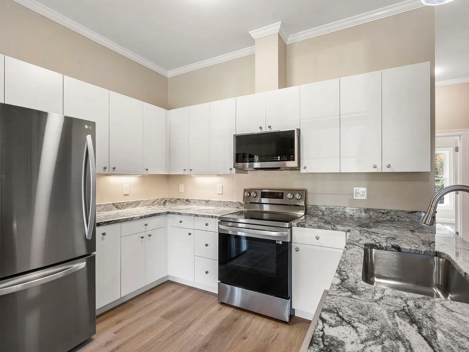 1 bed, 911 sqft, $2,600 — Photo 3