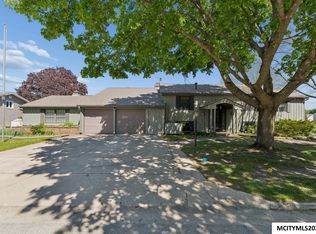 278 Lakeview Dr, Mason City, IA 50401