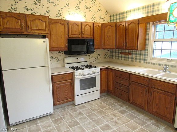 2nd image of 946 Hampton Ct