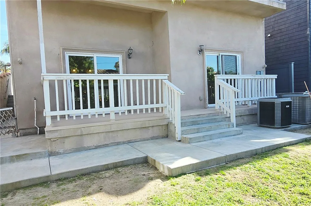 Building Photo - 515 S Helberta Ave