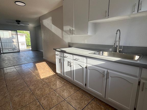 2nd image of 926 W 84th St #9