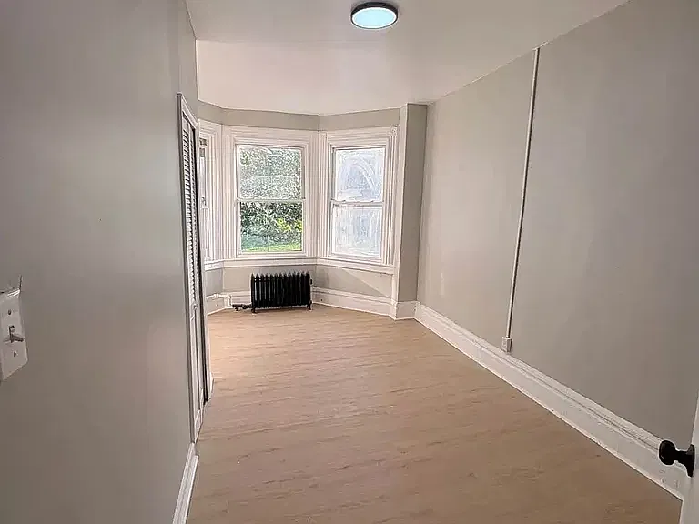 3 bed, $2,000 — Photo 2