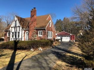 811 S Country Rd, East Patchogue, NY 11772