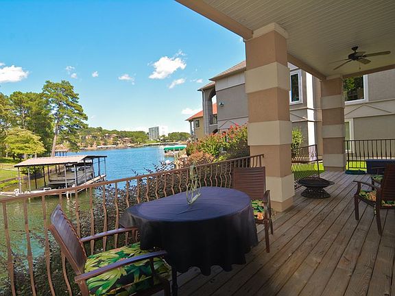 Right on Lake Hamilton