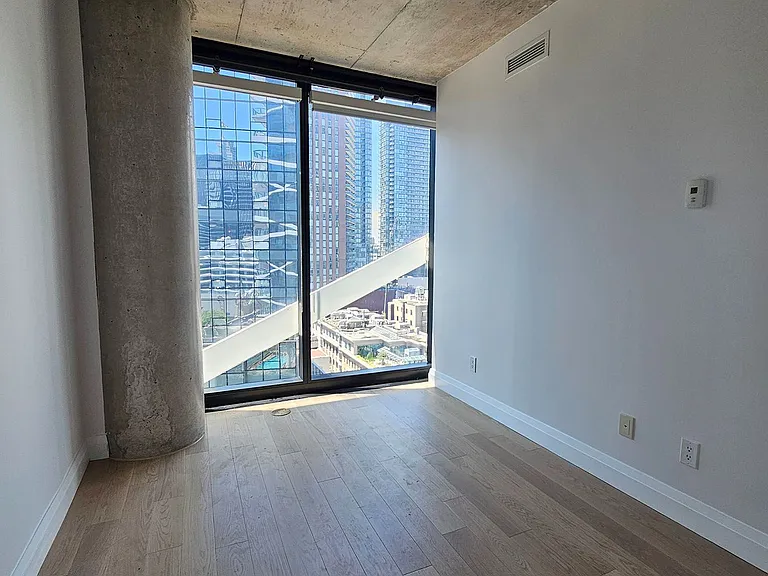 224 King St W #1207 — Photo 19