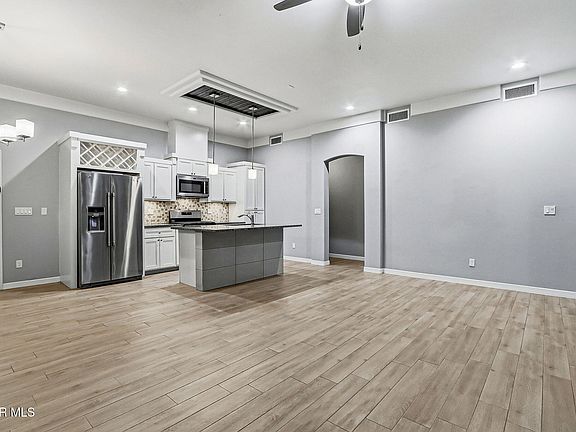 5th image of 932 Penrith St
