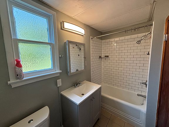 4th image of 126 W Hartford St Floor 1
