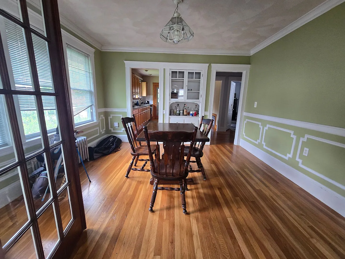 No Brokers Fee, Parking is Included, Laundry on a Site, Eat-in Kitchen — Photo 2