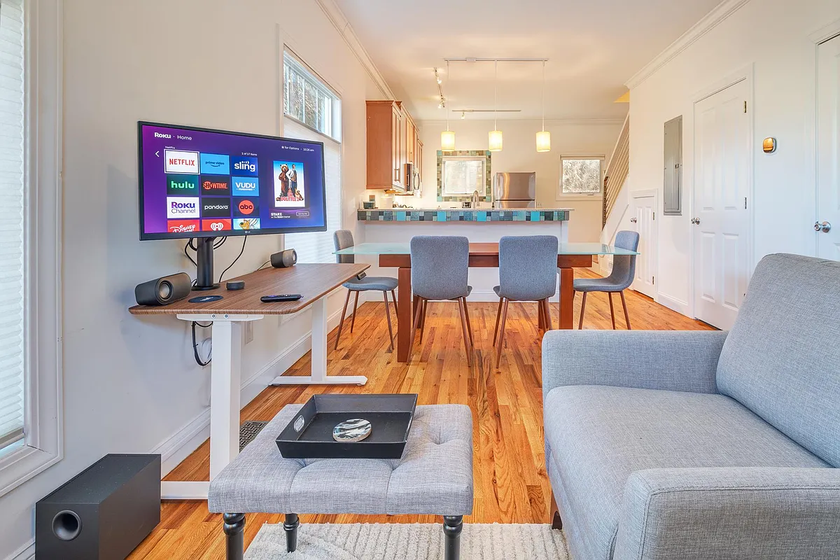 Building Photo - 39 Clyde St #D