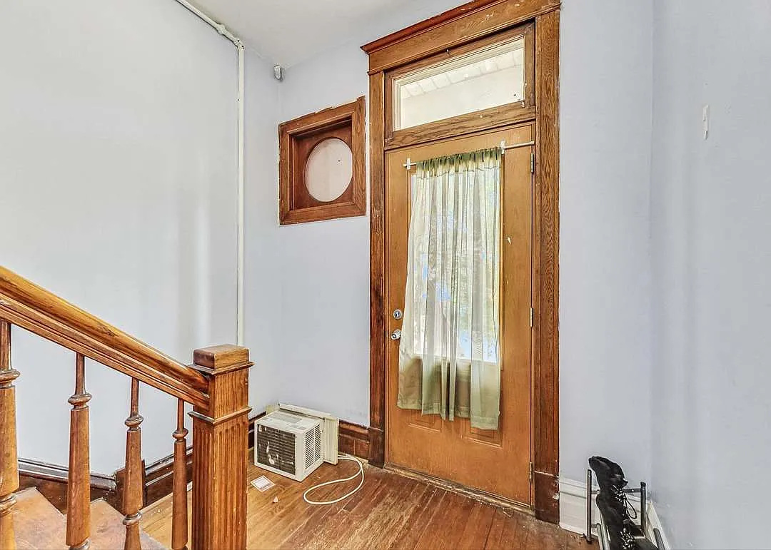 3 bed, 1100 sqft, $2,400 — Photo 2