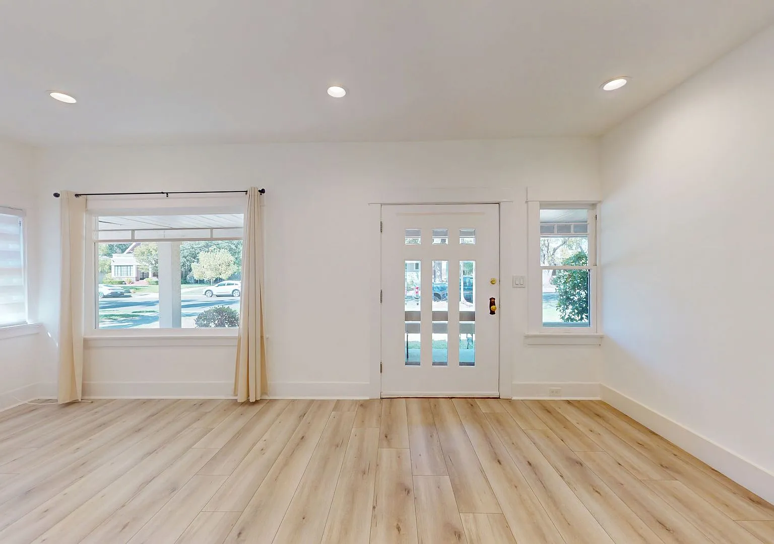 Fully Remodeled! Large 2 bedroom 1 bathroom for rent in Pasadena. — Photo 4