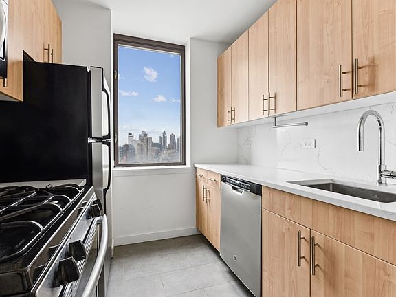 3rd image of 520 W 43rd St APT 27B
