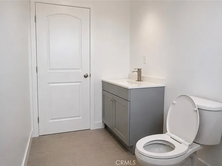 8412 Noble Ave — Photo 5
