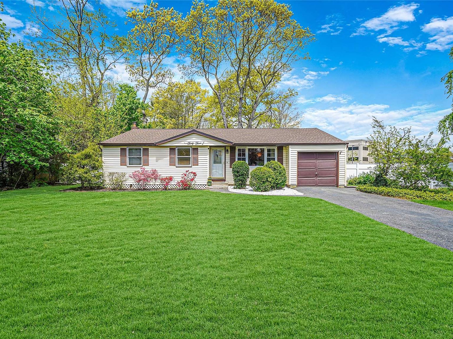 33 Dekalb Avenue, Brentwood, NY 11717 Zillow