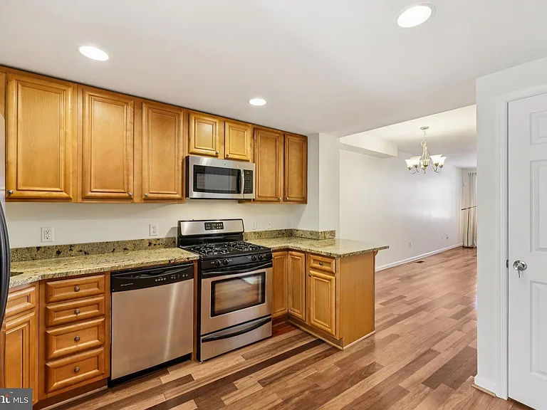 49 E Heath St — Photo 16