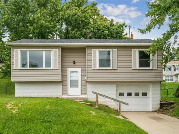 2533 Marywood Dr, Dubuque, IA 52001