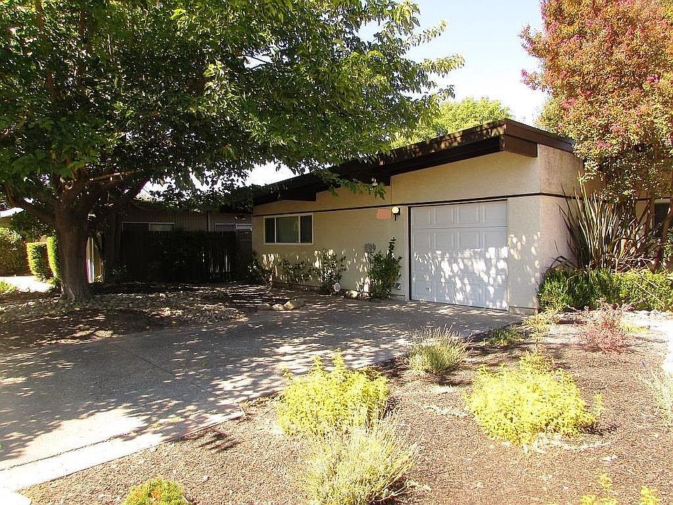 Front of home w/1-car garage