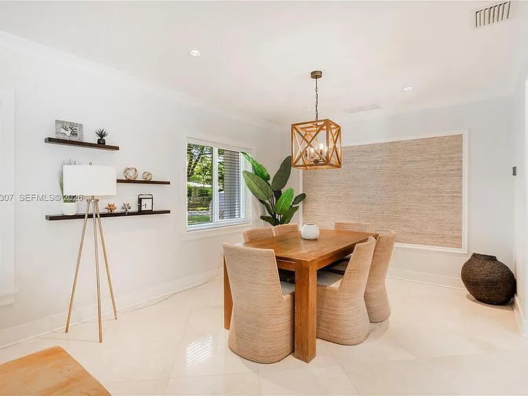 1029 Mariposa Ave — Photo 11