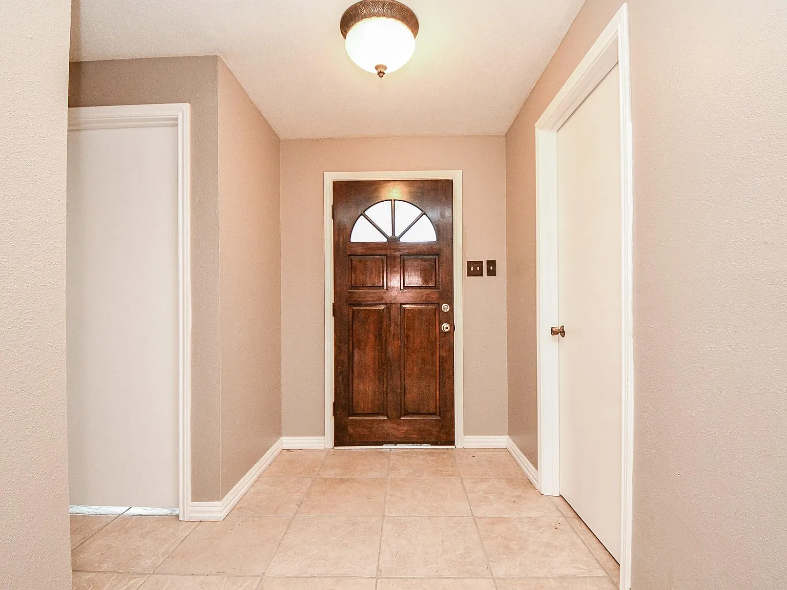 4 bed, 2.0 bath, 1684 sqft, $1,950 — Photo 2
