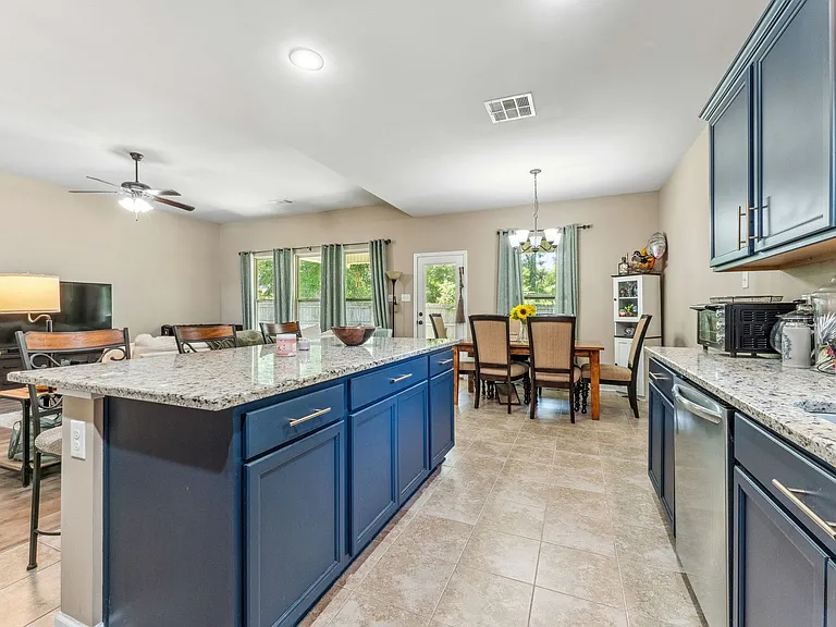 1041 Berkshire Dr — Photo 7