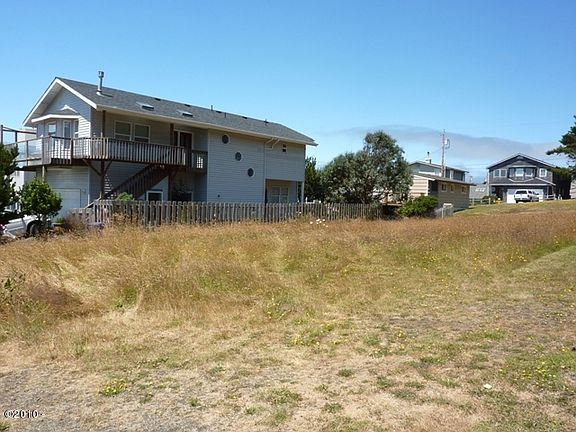 3rd image of 1800 NE 67th St
