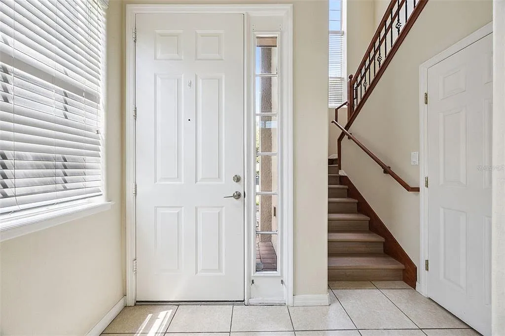 3 bed, 2.5 bath, 1834 sqft, $2,400 — Photo 3