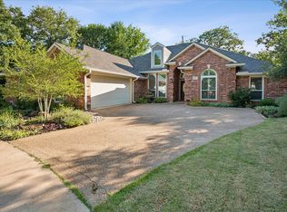 2701 Hidden Lake Dr, Grapevine, TX 76051