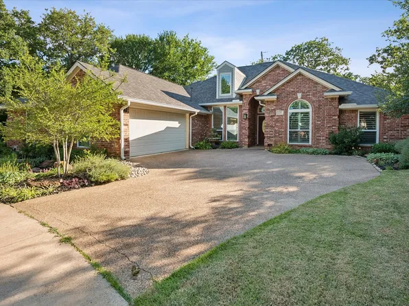 2701 Hidden Lake Dr, Grapevine, TX 76051