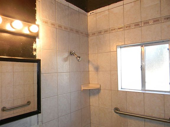 5th image of 822 Iona Dr