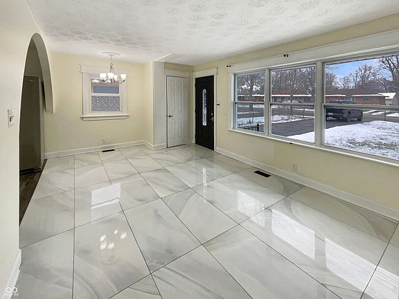 3rd image of 4055 N Grand Ave