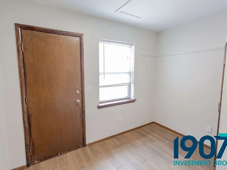 704 SW 2nd St — Photo 13