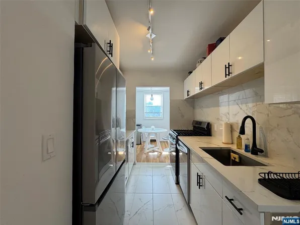 2160 Center Ave APT 4G, Fort Lee, NJ 07024