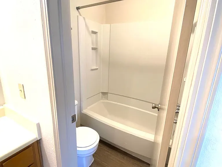 Cedar Lake Apartments — Photo 14