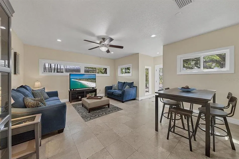 3 bed, 1677 sqft, $4,900 — Photo 2