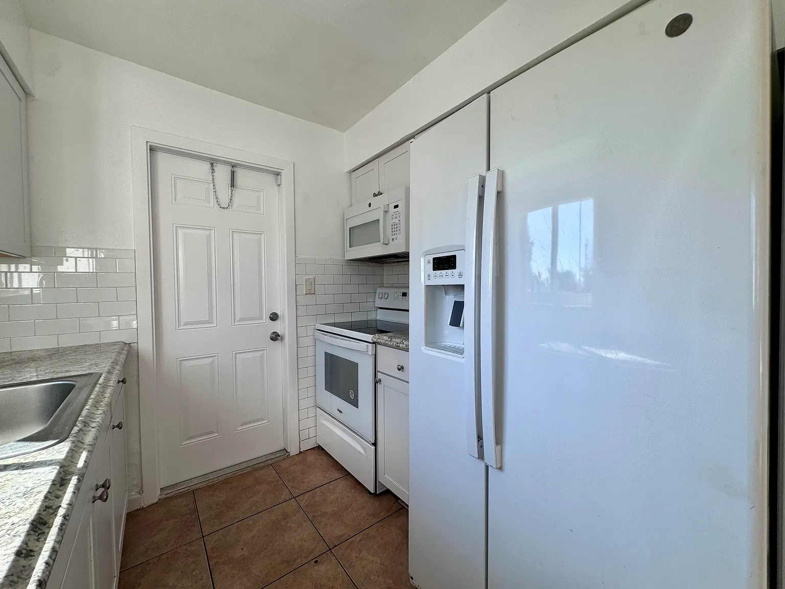 3 bed, 1.0 bath, 1000 sqft, $2,195 — Photo 2