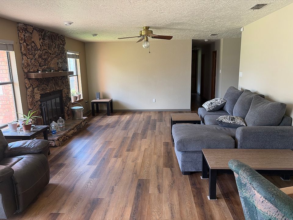 1st image of 305 Chanticleer Pl