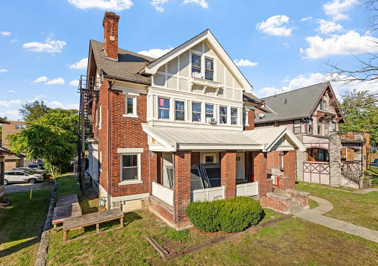 Massive 13-Bedroom House with huge Private Parking lot Prime Campus Location! — Photo 2