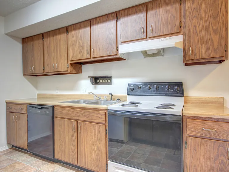 1902 Karen Ct — Photo 25