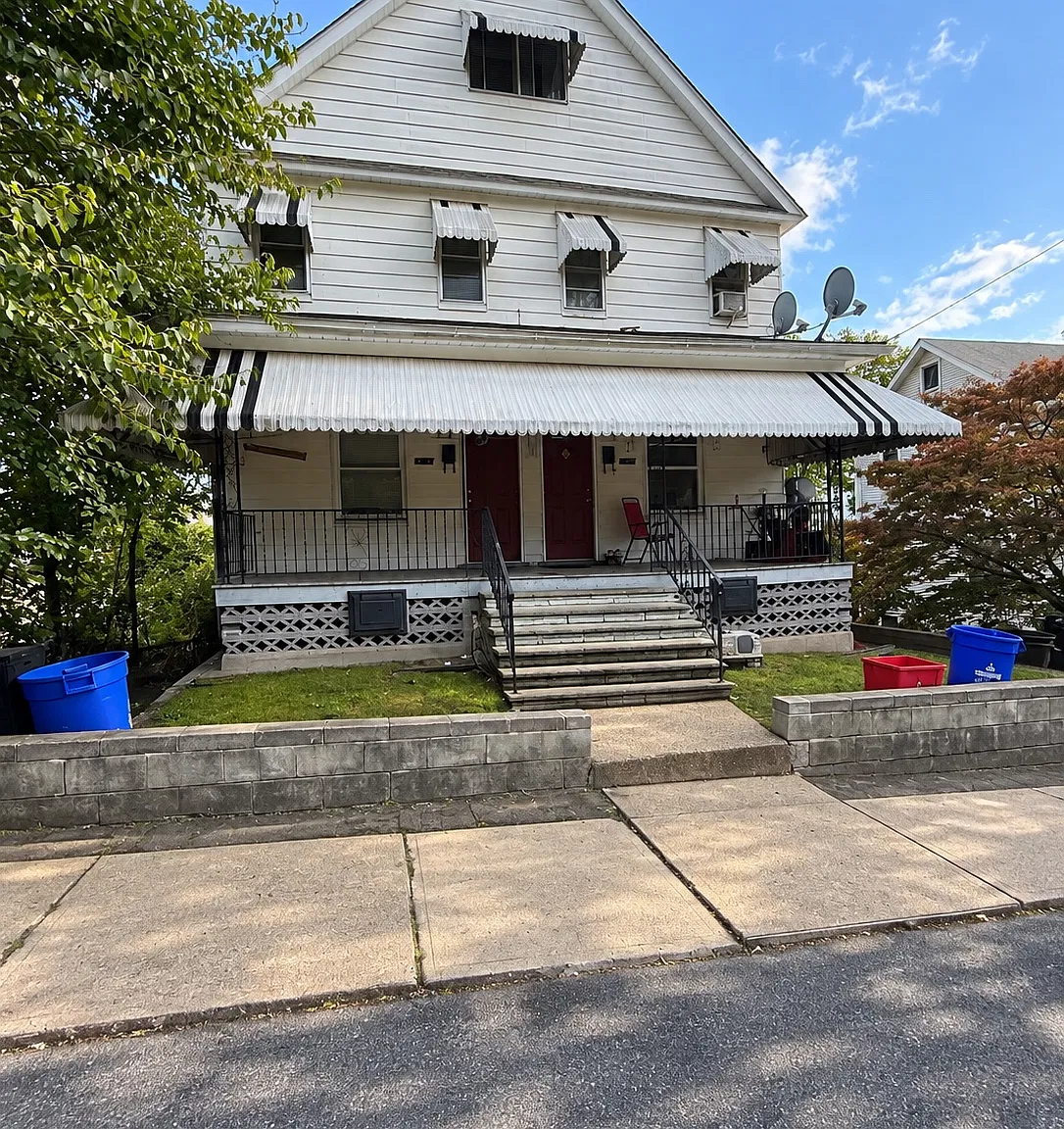 3 bed, 1.5 bath, 1300 sqft, $1,450 — Photo 1