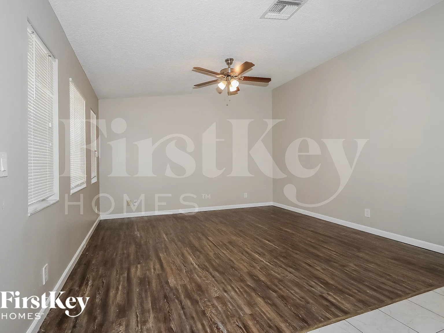 3 bed, 2.0 bath, 1329 sqft, $2,490 — Photo 4