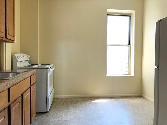 3rd image of 210 Hawthorne St #4