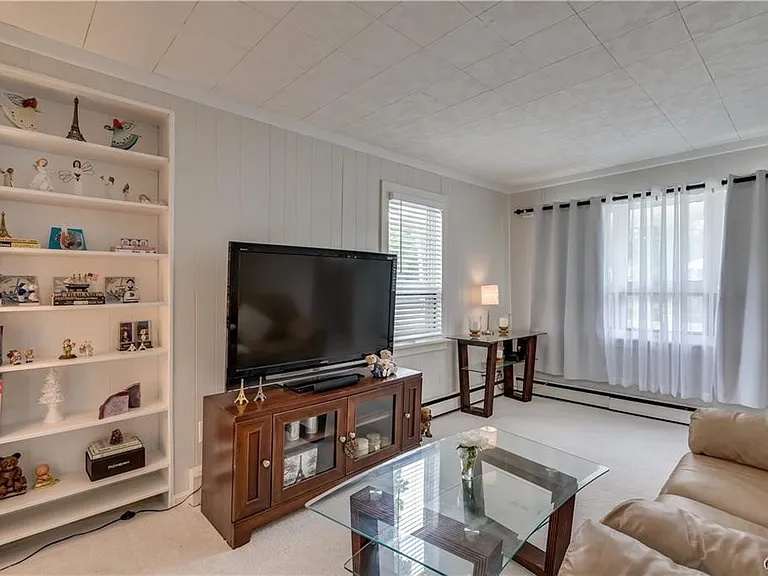 822 Lawrence St — Photo 8