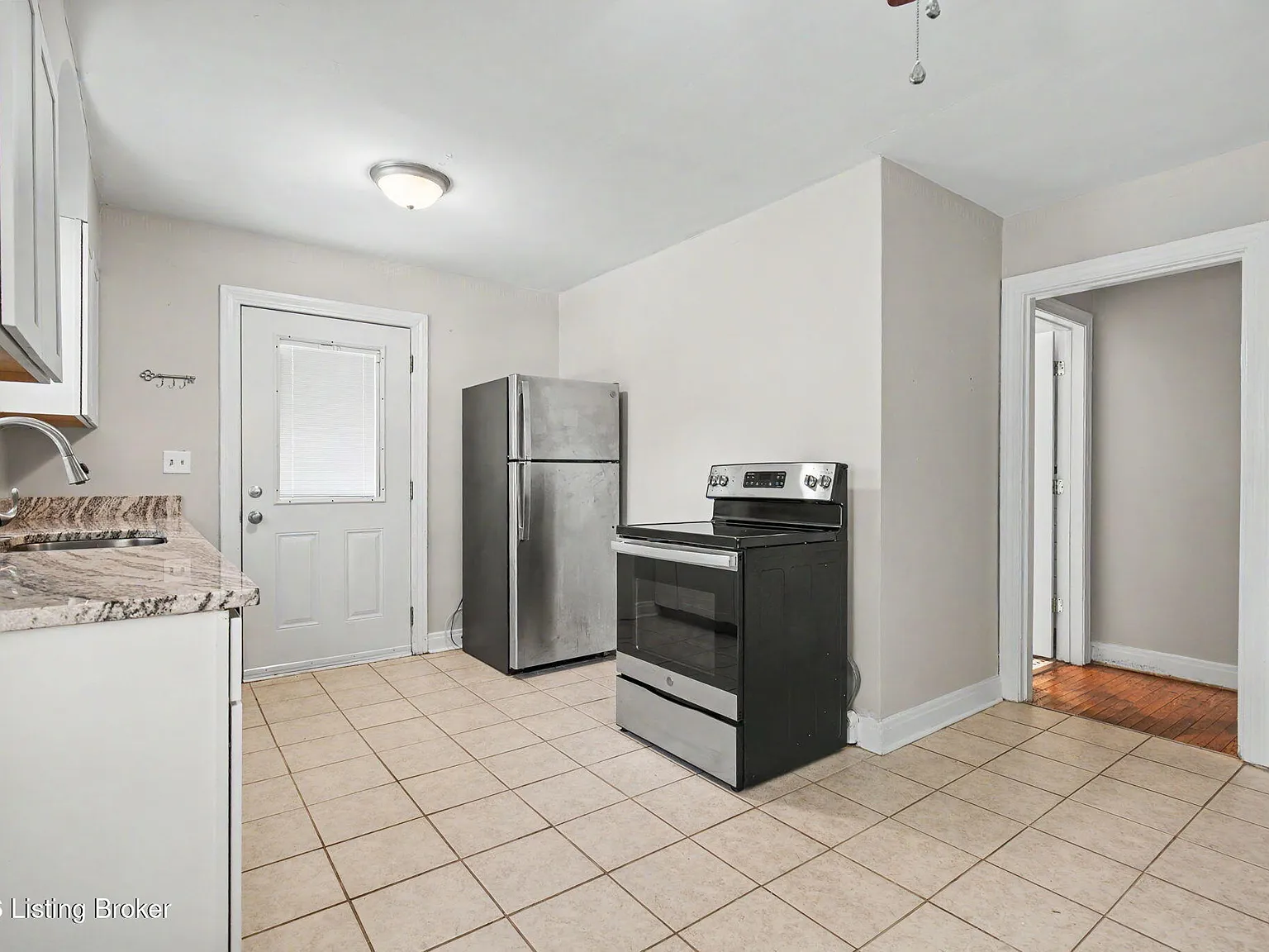 2 bed, 1.0 bath, 925 sqft, $995 — Photo 2