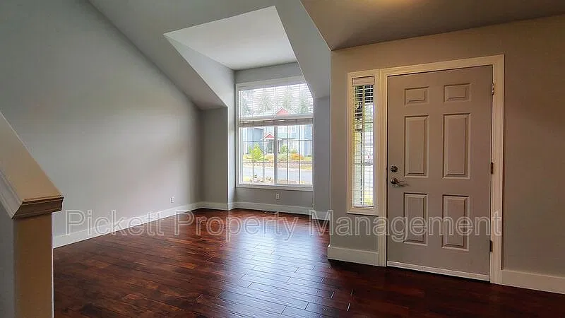 3 bed, 2.5 bath, 2230 sqft, $3,100 — Photo 4