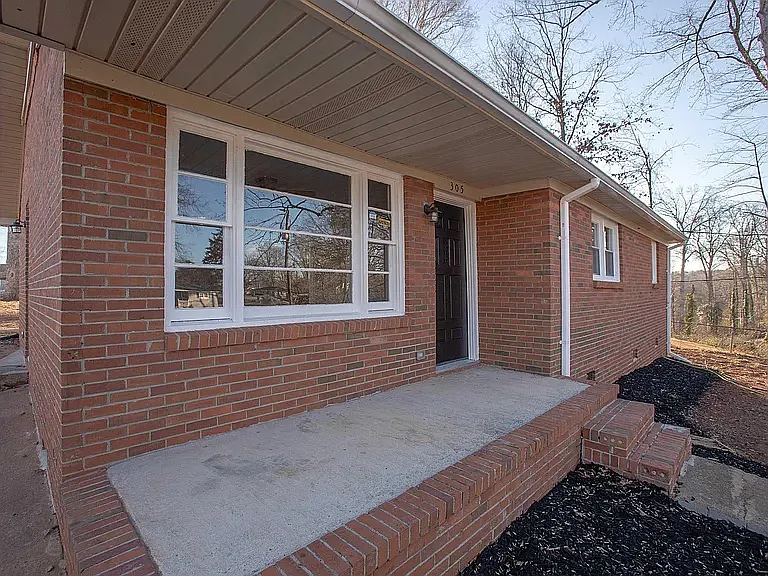 305 Kenmore Dr — Photo 4